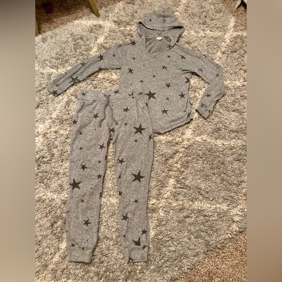 2 piece cozy coordinated set gray w/ black stars from Macy’s - Picture 4 of 5